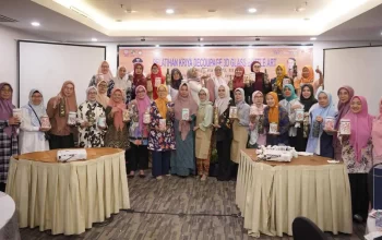 Wujudkan Kreativitas-Peluang Usaha, DWP Makassar Ikut Training Decoupage 3D Glass Bottle Art 6 Wujudkan Kreativitas-Peluang Usaha, DWP Makassar Ikut Training Decoupage 3D Glass Bottle Art