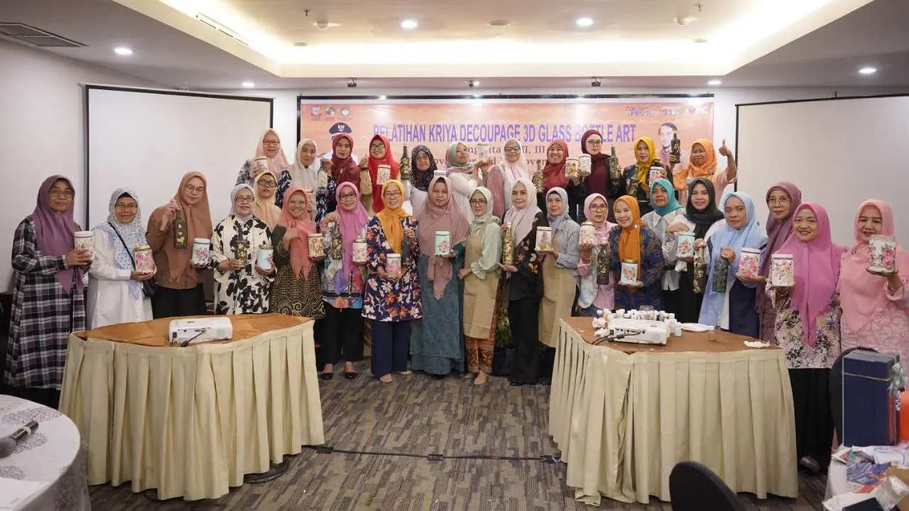 Wujudkan Kreativitas-Peluang Usaha, DWP Makassar Ikut Training Decoupage 3D Glass Bottle Art