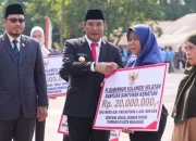 Hari Pahlawan Nasional, Pj Gubernur-Pangdam Hasanuddin Serahkan Bantuan untuk Korban Bencana Sosial