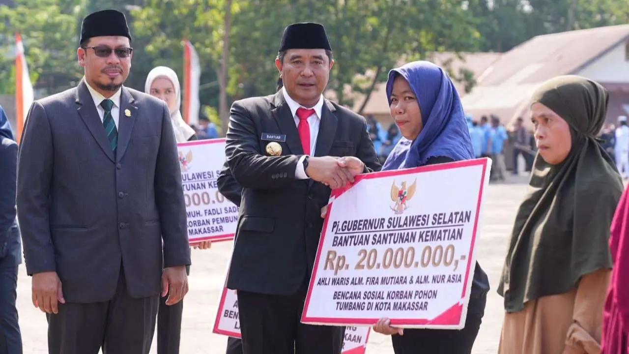 Hari Pahlawan Nasional, Pj Gubernur-Pangdam Hasanuddin Serahkan Bantuan untuk Korban Bencana Sosial