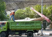 500 Reklame Langgar Aturan Diturunkan Paksa Satpol PP Makassar