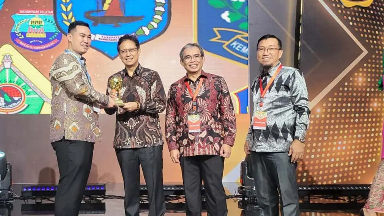 Bupati Pangkep Terima UHC Award dari Menteri Kesehatan RI