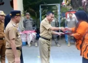 Kaban Kesbangpol Makassar Bagikan Bendera di Kecamatan Tallo