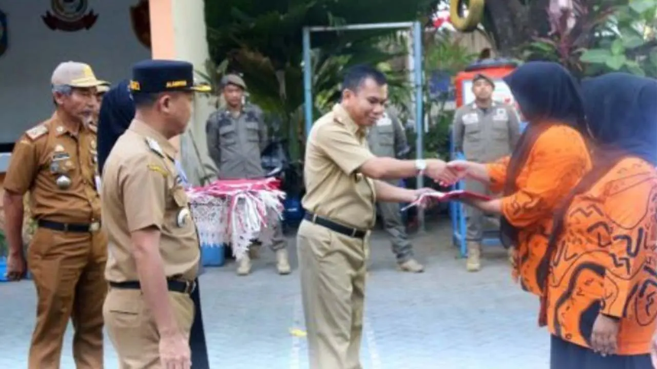 Kaban Kesbangpol Makassar Bagikan Bendera di Kecamatan Tallo