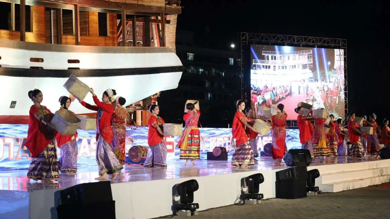 Gala Dinner HUT Makassar Bertabur Budaya, Berlatar Mahakarya Phinisi dan Tongkonan