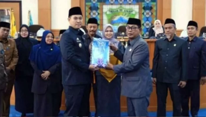 Bupati Pangkep Serahkan 2 Ranperda dalam Paripurna DPRD