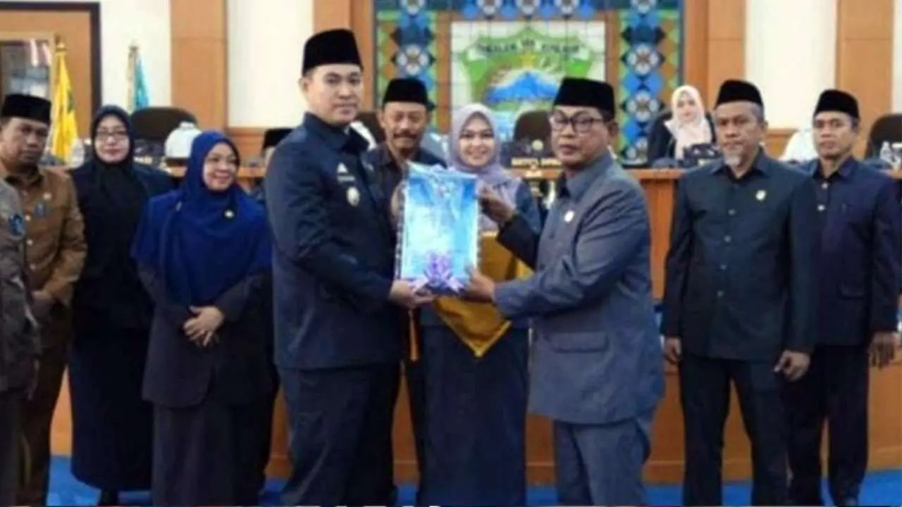 Bupati Pangkep Serahkan 2 Ranperda dalam Paripurna DPRD