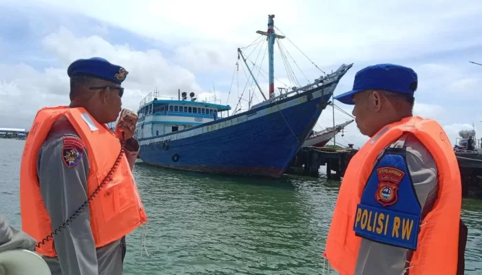 Polairud Polres Pangkep Gencarkan Sosialisasi Keselamatan Melaut Para Nelayan 