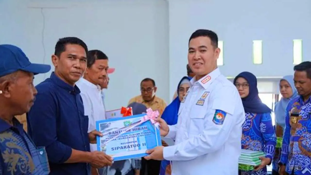 Bupati Pangkep Kembali Serahkan Alsintan, Bibit dan Benih Sayuran
