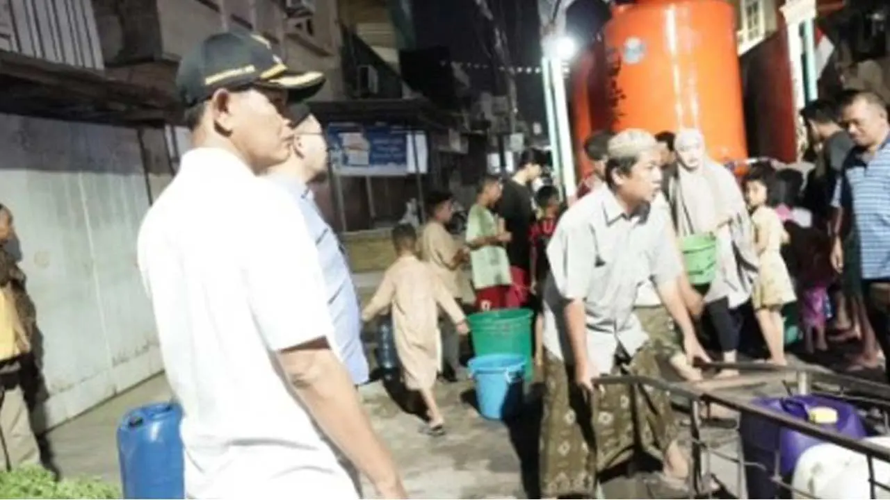 Pemerintah Kecamatan Ujung Tanah Distribusikan Bantuan Air Bersih Kepada Warga