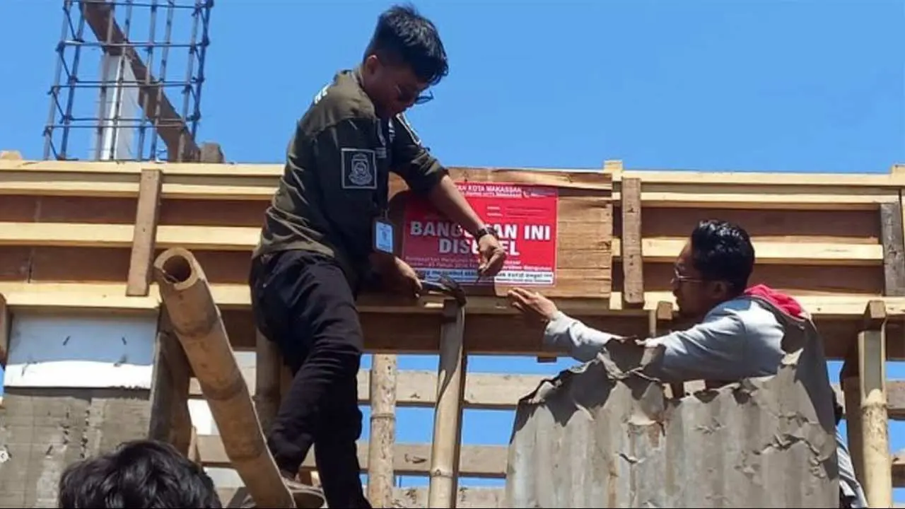 Distaru Kota Makassar Segel Bangunan Ruko Tanpa IMB