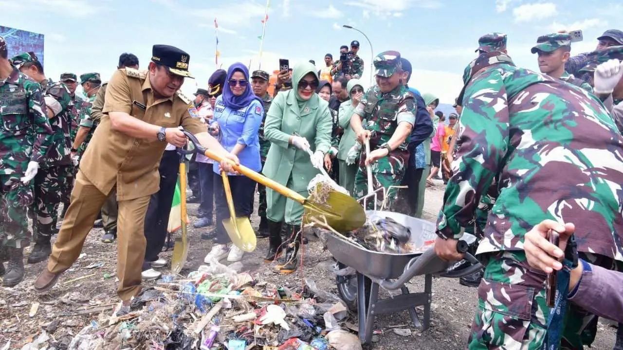 Pj Gubernur Sulsel Ikut Gerakan Perangi Sampah Plastik Bareng Kasad TNI