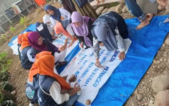 Pakai Bahan Karung, Relawan AMIN di Makassar Kembali Buat Spanduk Rakyat 8 Pakai Bahan Karung, Relawan AMIN di Makassar Kembali Buat Spanduk Rakyat