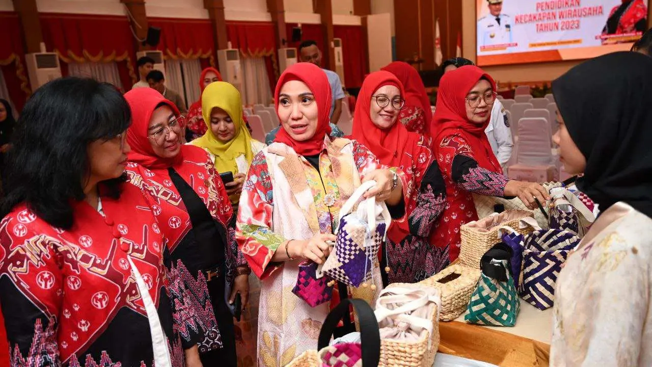 Tutup PKW Dekranasda, Sofha Marwah Gunakan Baju Berbahan Kain Ecoprint Karya Sendiri