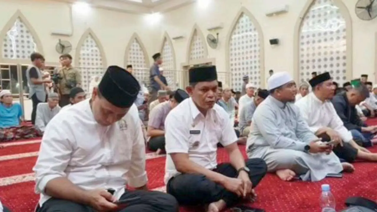 Camat dan Sekcam Ujung Tanah Beserta Jajaran Ikuti Tabligh Akbar