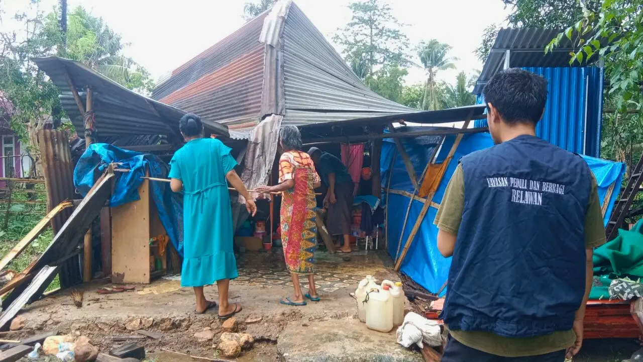 Lansia Lolos dari Maut Saat Rumah Hancur Tertimpa Pohon Kelapa