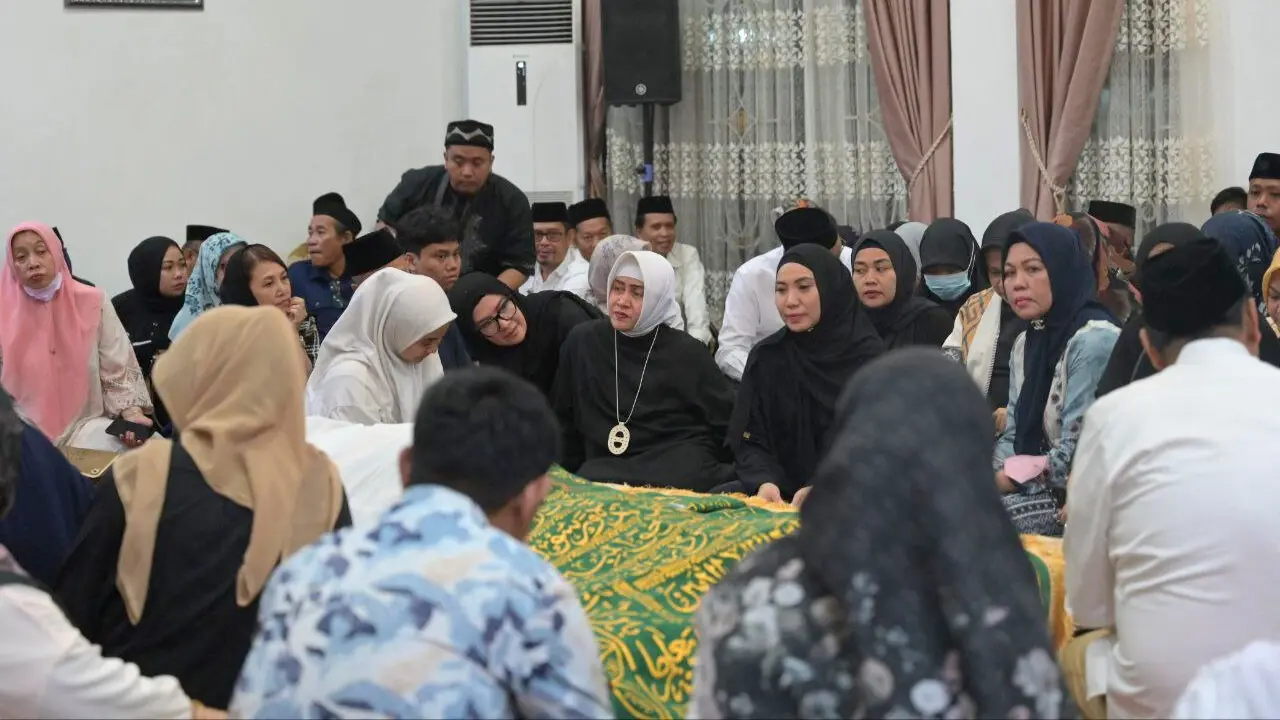 Melayat ke Rumah Duka, Sofha Marwah Bahtiar Sampaikan Bela Sungkawa Atas Meninggalnya Hasnah Syam
