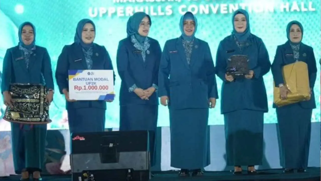Camat Bersama Ketua TP PKK Ujung Tanah Hadiri Peringatan HKG PKK Kota Makassar