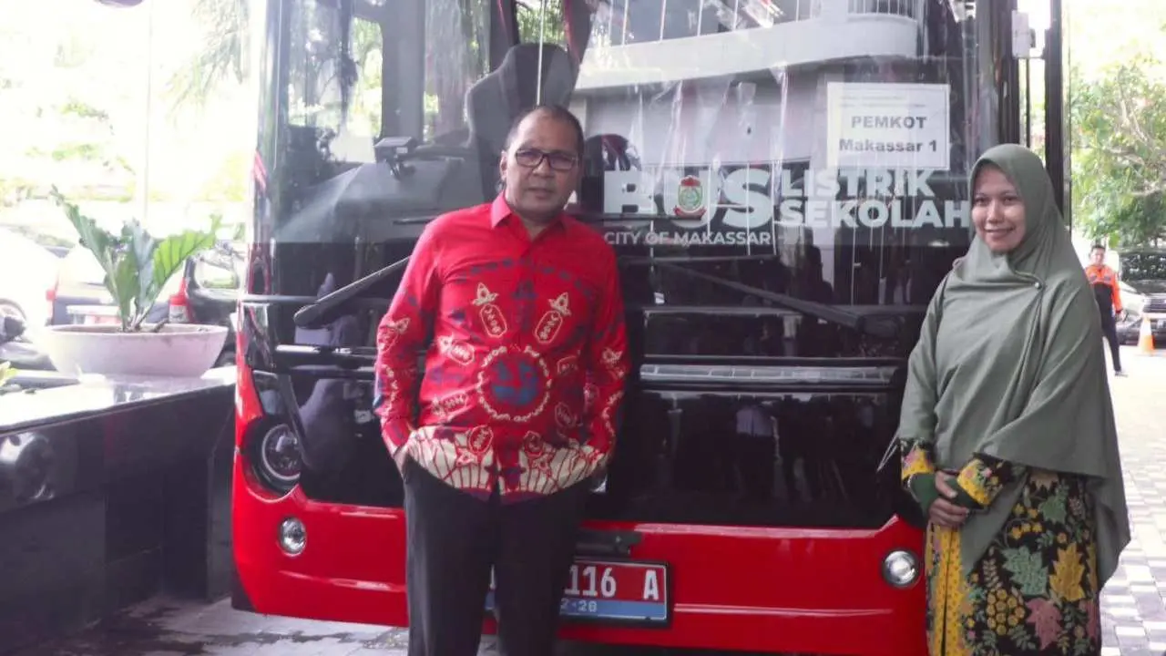Komitmen Makassar Kota Low Carbon, Danny Pomanto Launching Bus Sekolah Listrik