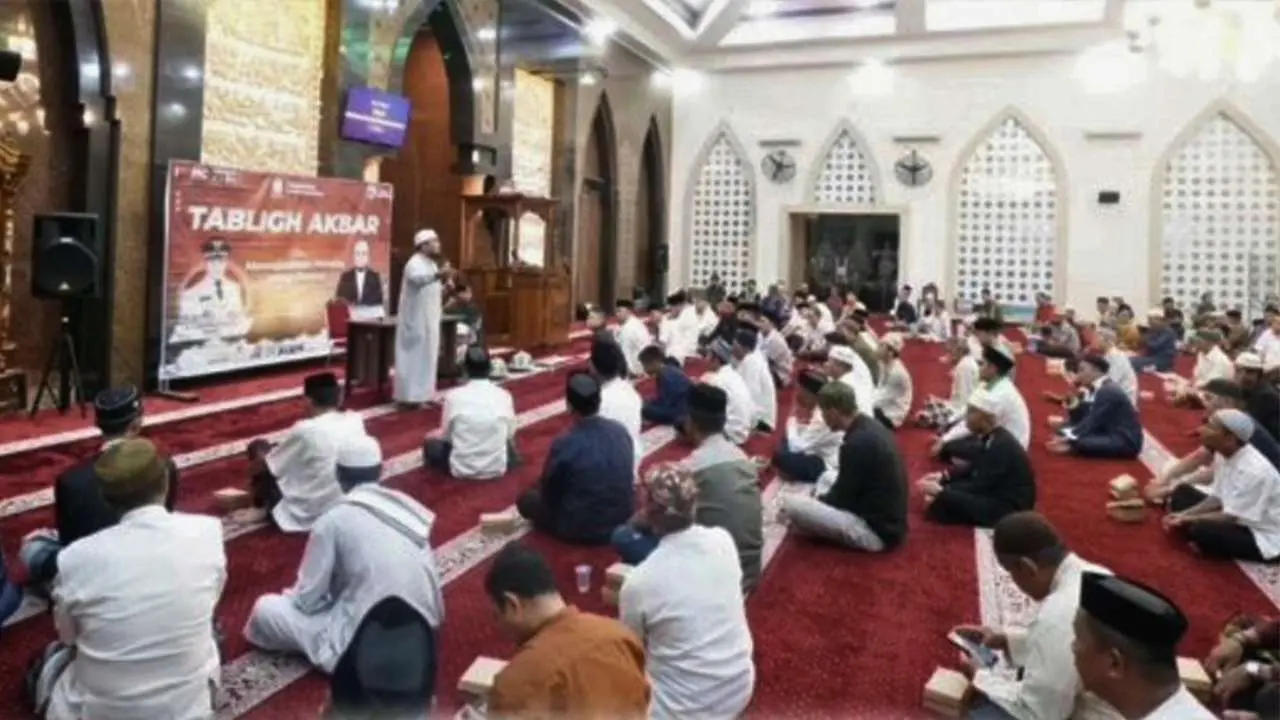 Camat dan Sekcam Ujung Tanah Beserta Jajaran Ikuti Tabligh Akbar