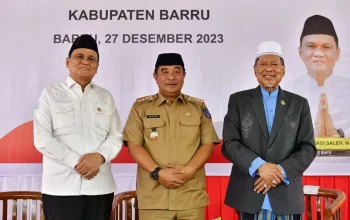 Sowan ke AGH Farid Wajdi di Barru, Pj Gubernur Diberi Songkok Produksi Ponpes 8 Sowan ke AGH Farid Wajdi di Barru, Pj Gubernur Diberi Songkok Produksi Ponpes
