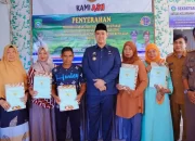 Bupati Pangkep Bagikan Sertipikat Tanah ke Pelaku UMKM