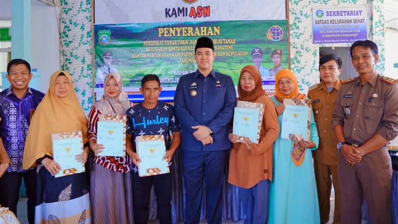 Bupati Pangkep Bagikan Sertipikat Tanah ke Pelaku UMKM