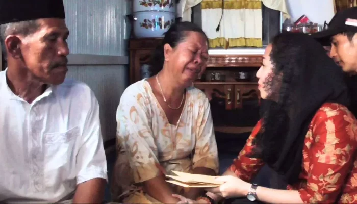 Isak Tangis Warnai Penyerahan Santunan Korban KM Resky Tenggelam di Pangkep