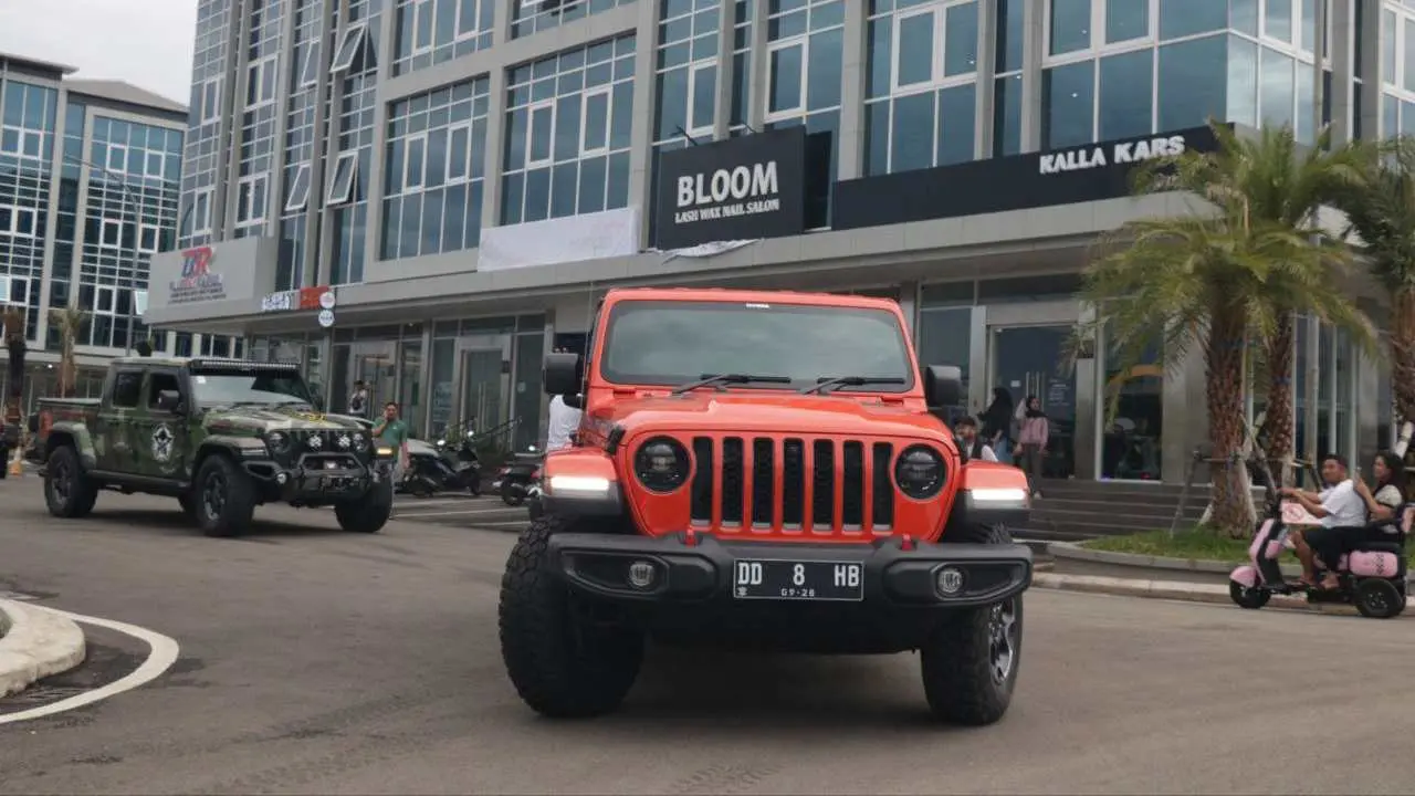 Puluhan Pengguna Jeep Wrangler Silaturahmi di Store United E-Motor