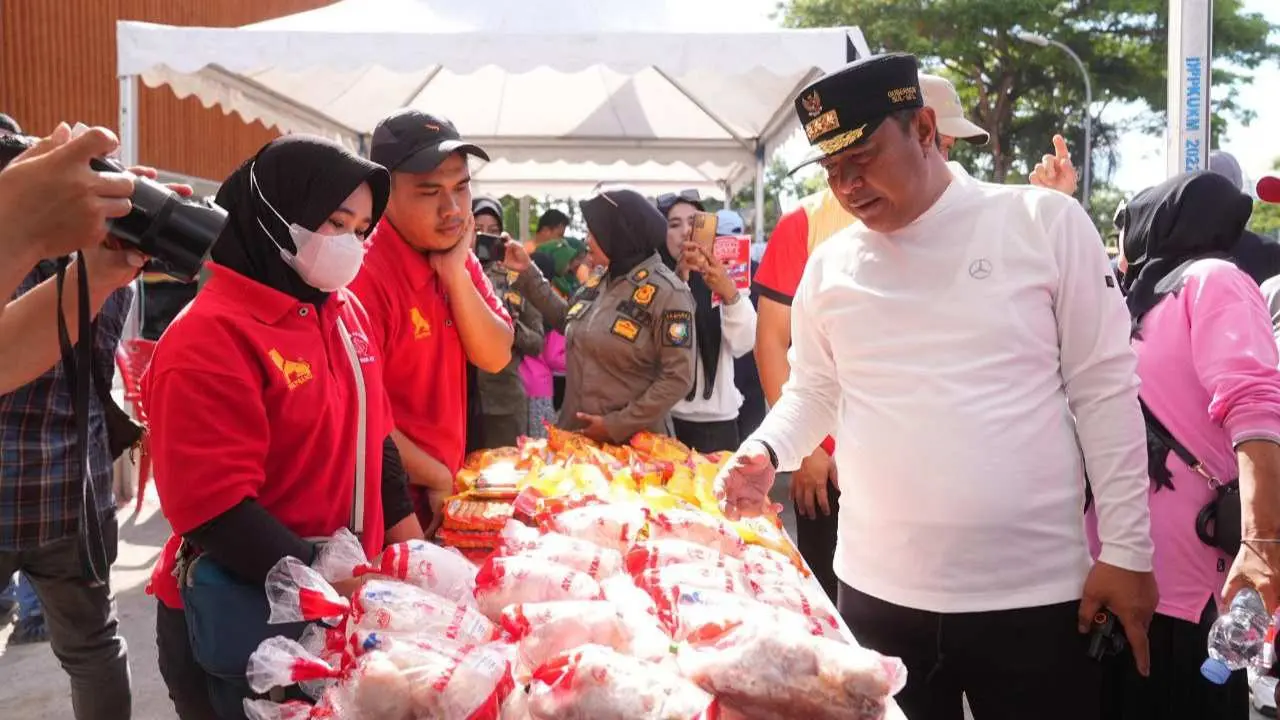 Pj Gubernur Sulsel-Bupati Bulukumba Jalan Santai Bersama Warga Sambil Bahas Sinergi Program
