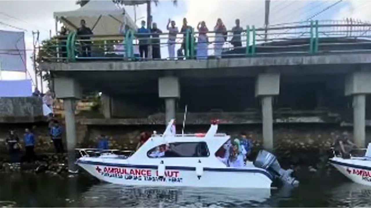 Upacara Peringatan HKN ke-59, Bupati Pangkep Serahkan 5 Unit Ambulans Laut