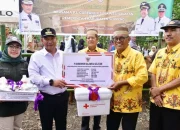Pj Gubernur Bahtiar Serahkan Bantuan Senilai Rp2 Miliar untuk Rumah Tangga Miskin di Soppeng