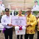 Pj Gubernur Bahtiar Serahkan Bantuan Senilai Rp2 Miliar untuk Rumah Tangga Miskin di Soppeng