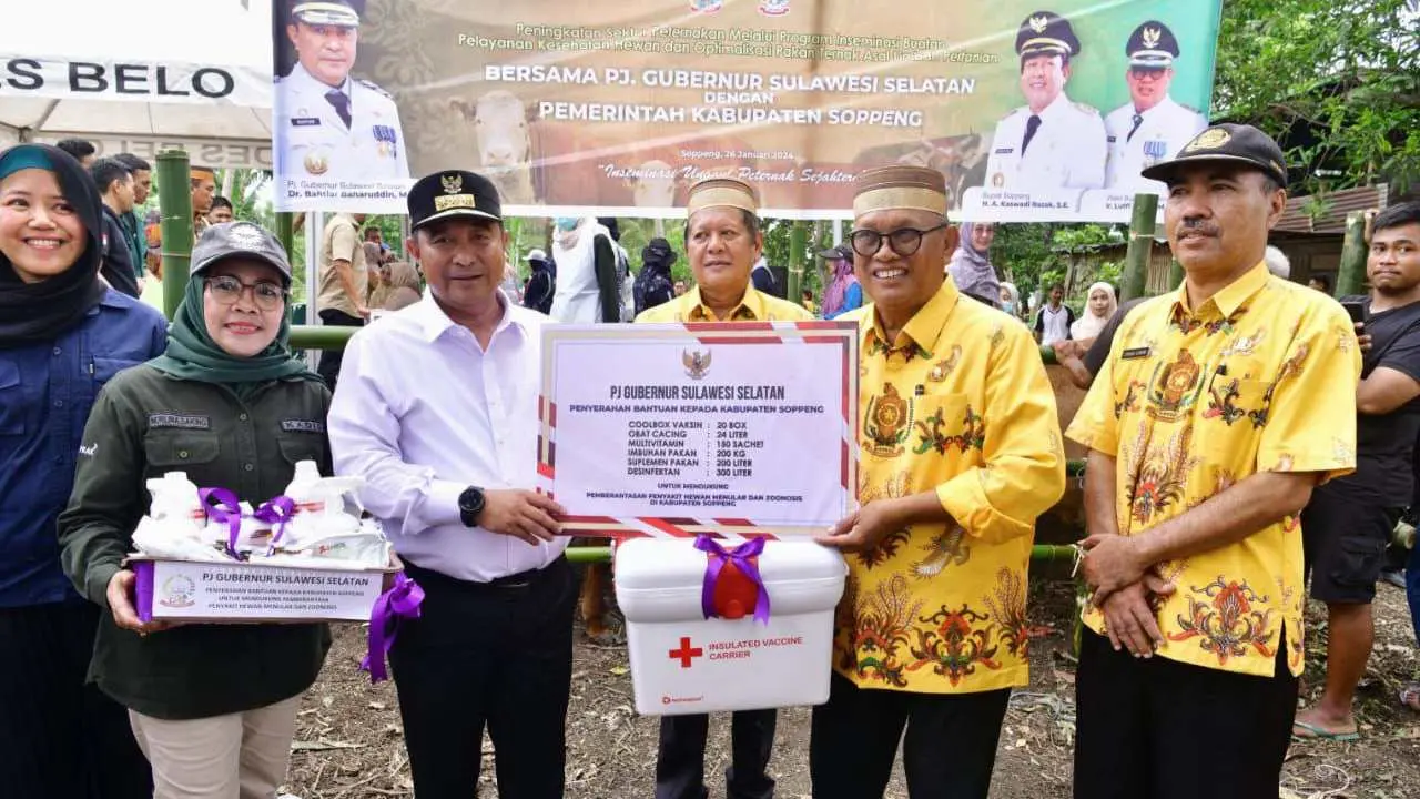 Pj Gubernur Bahtiar Serahkan Bantuan Senilai Rp2 Miliar untuk Rumah Tangga Miskin di Soppeng