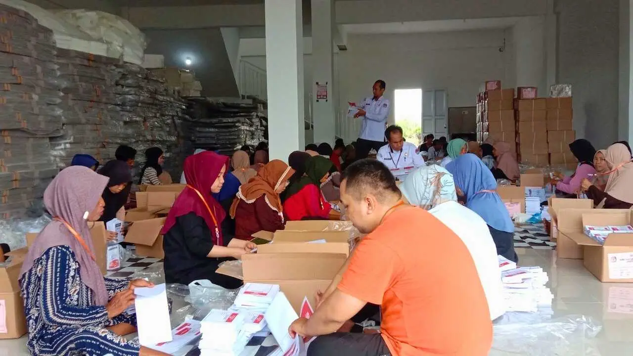 KPU Jeneponto Temukan Puluhan Surat Suara Rusak di Hari Pertama-Kedua Pelipatan & Penyortiran