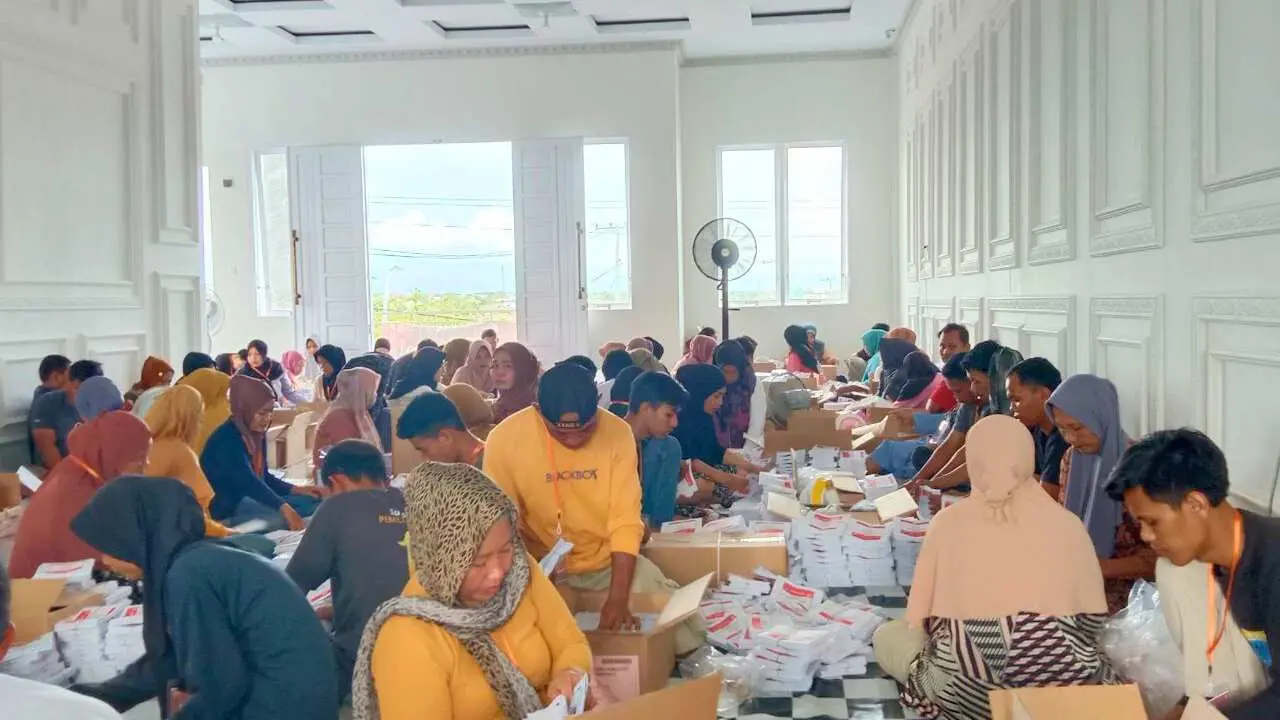 Libatkan 150 Warga, KPU Jeneponto Lakukan Pelipatan-Penyortiran Surat Suara Capres Cawapres-DPD