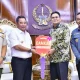 Pj Gubernur Sulsel, Serahkan Unit Armada Damkar kepada Pemkab Barru