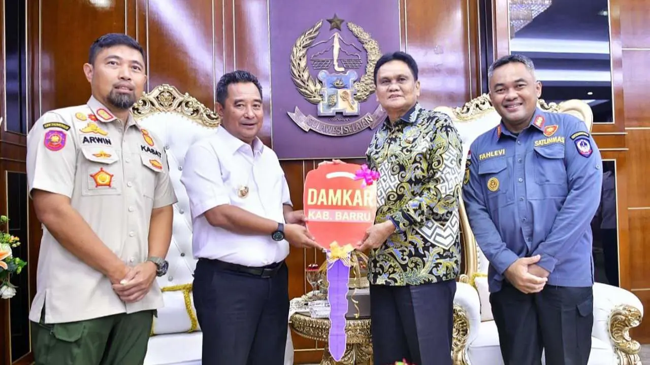 Pj Gubernur Sulsel, Serahkan Unit Armada Damkar kepada Pemkab Barru