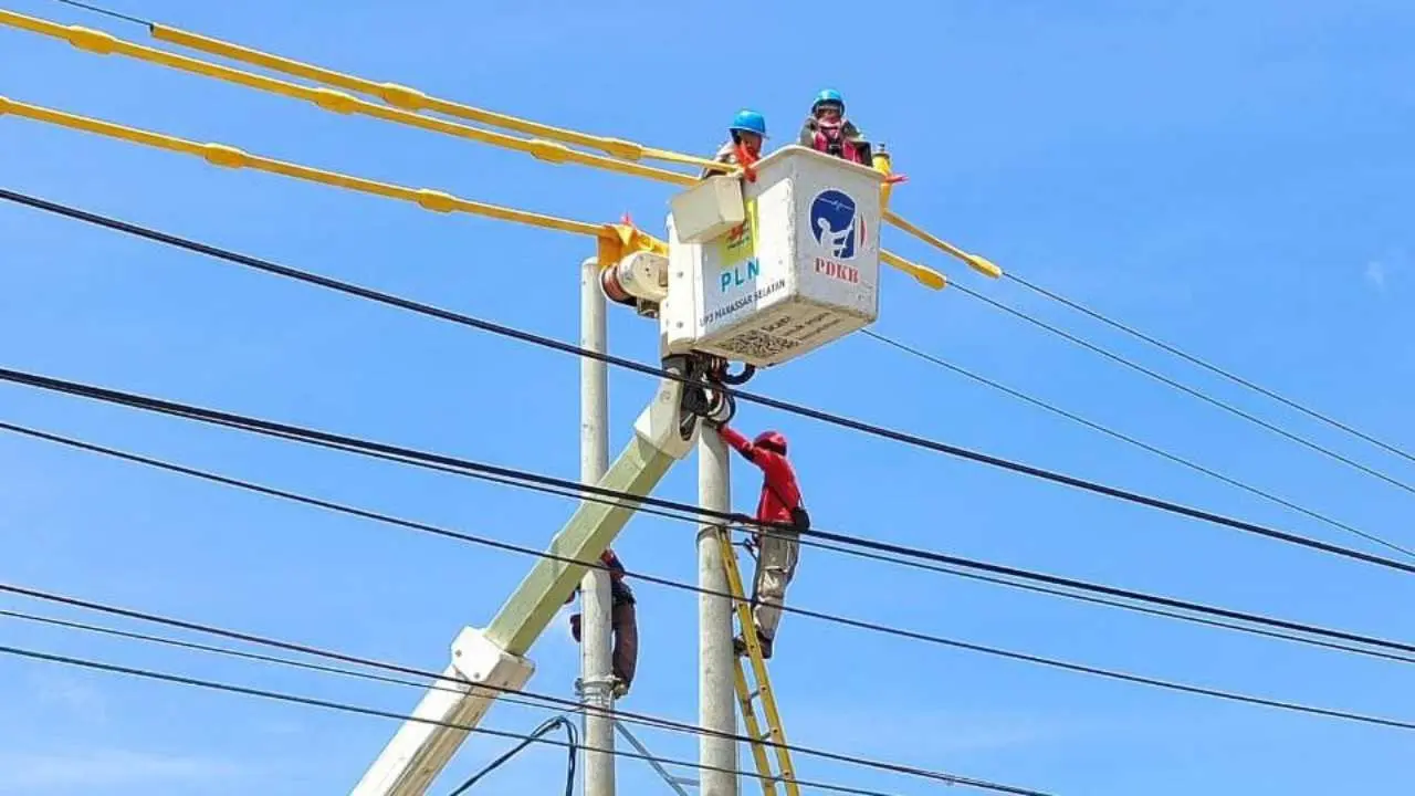 PLN & PLN Icon Plus Antisipasi Dampak Cuaca Ekstrem Terhadap Keamanan Jaringan Listrik-Internet di Sulselrabar