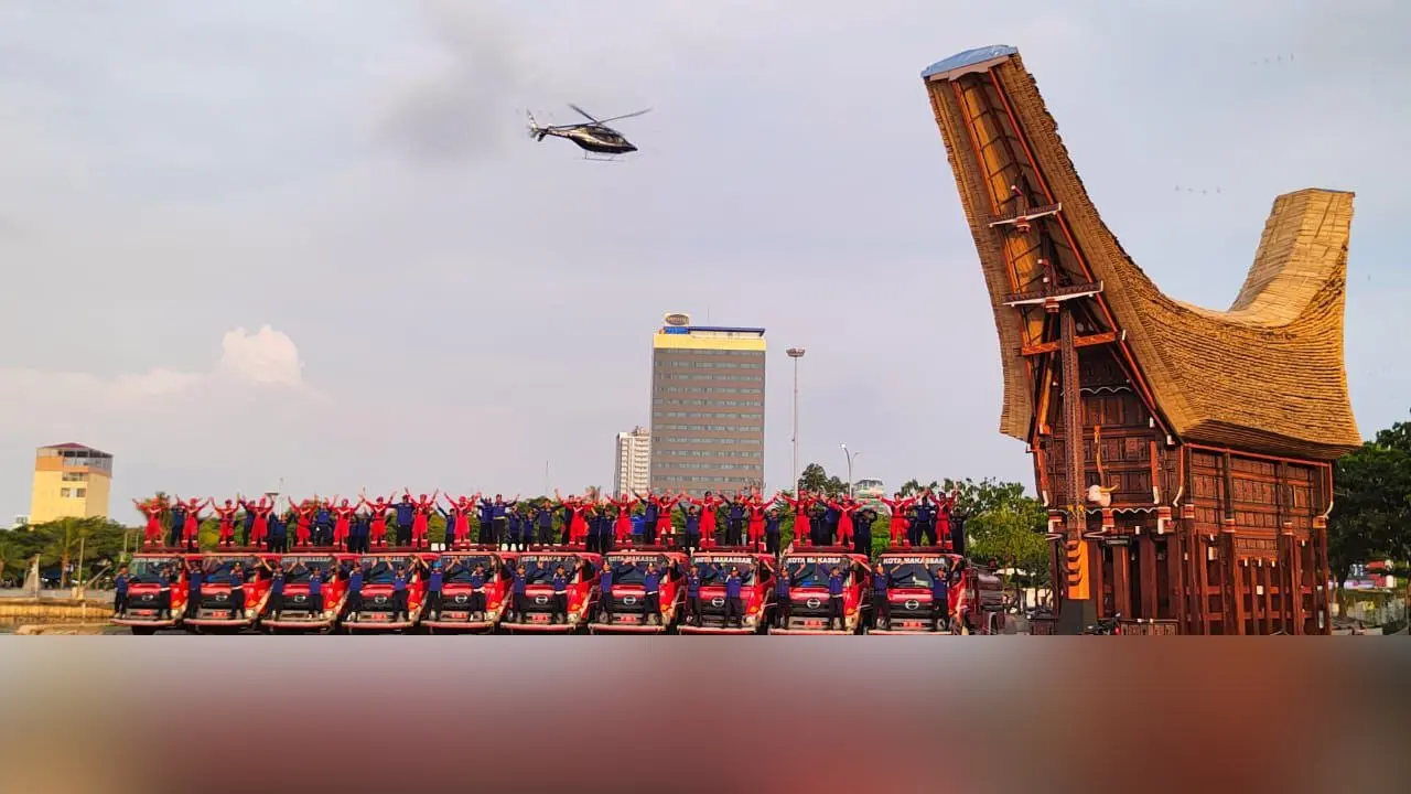 Atraksi Water Dance Damkar Makassar di Malam Tahun Baru: Solidaritas Global untuk Palestina