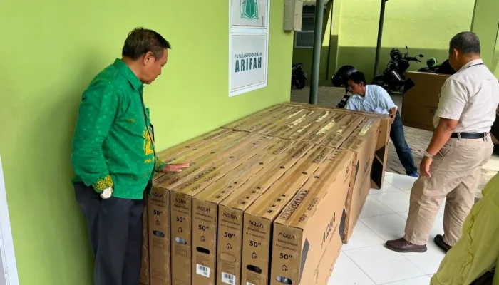 Dukung Pengembangan Dunia Pendidikan, PLN Salurkan Bantuan Smart TV ke Madrasah di Gowa