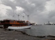 Kondisi Kapal Pinisi Miring Kini kembali Normal, Kadispar: Akibat air pasang-cuaca buruk