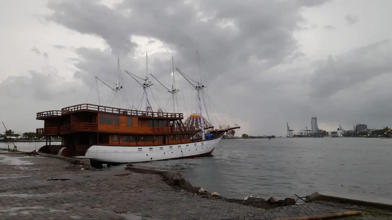 Kondisi Kapal Pinisi Miring Kini kembali Normal, Kadispar: Akibat air pasang-cuaca buruk