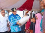 Pj Gubernur Bahtiar Salurkan Bantuan Pangan Pemerintah Pusat Bagi Warga Miskin di Takalar
