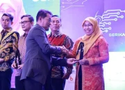 Diskominfo Makassar Raih Penghargaan Peduli Media di SMSI Award Sulsel 2024