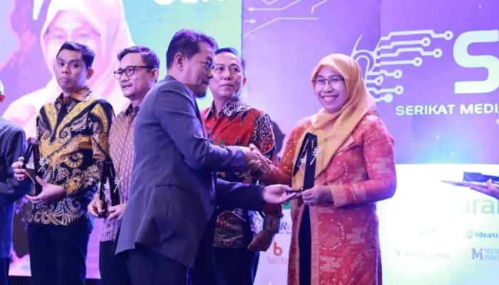 Diskominfo Makassar Raih Penghargaan Peduli Media di SMSI Award Sulsel 2024