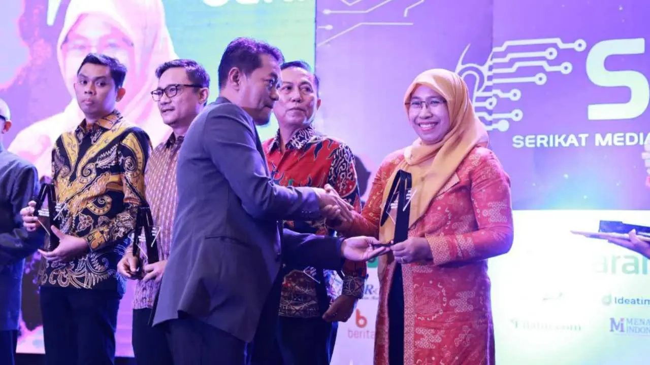 Diskominfo Makassar Raih Penghargaan Peduli Media di SMSI Award Sulsel 2024