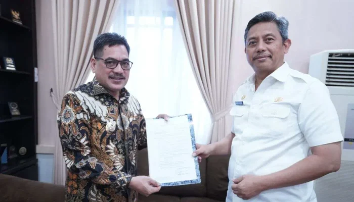 Serahkan SK Pj Sekda Sidrap, Arsjad Harap Pemkab Bersinergi dengan Pemprov Sulsel