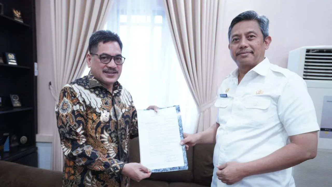Serahkan SK Pj Sekda Sidrap, Arsjad Harap Pemkab Bersinergi dengan Pemprov Sulsel
