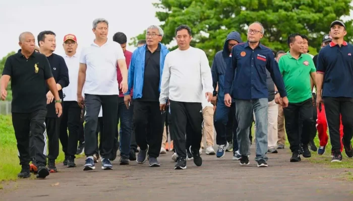 Pj Gubernur Sulsel & Jajaran Jalan Santai di Taman Maccini Sombala